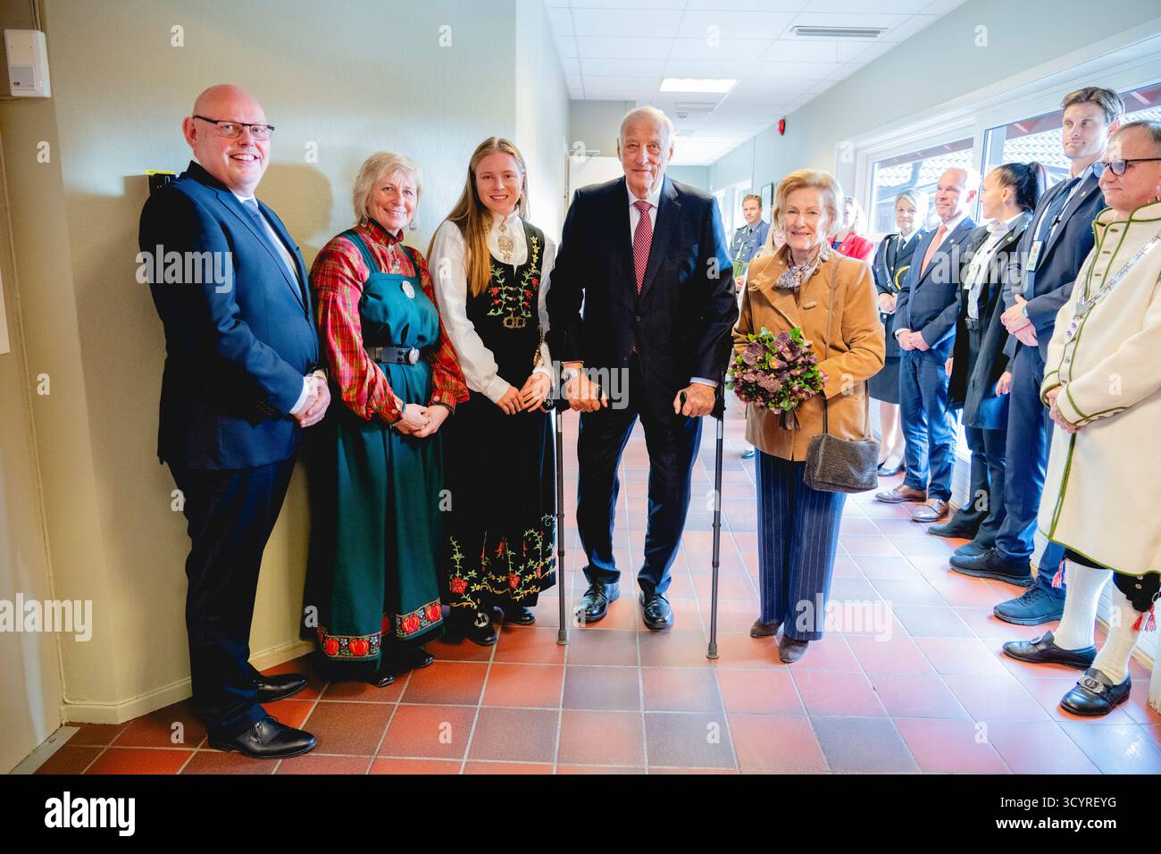 Aremark 20251020. Re Harald e la regina Sonja insieme a Henriette Jaeger (a destra), Hedda Kortnes e Terje Kristiansen durante la visita al comune di Aremark nella contea di Ostfold. Dopo questa visita, la coppia reale ha visitato tutti i comuni della contea di Ostfold. Foto: Stian Lysberg Solum / POOL / NTB questo testo è tradotto automaticamente Foto Stock
