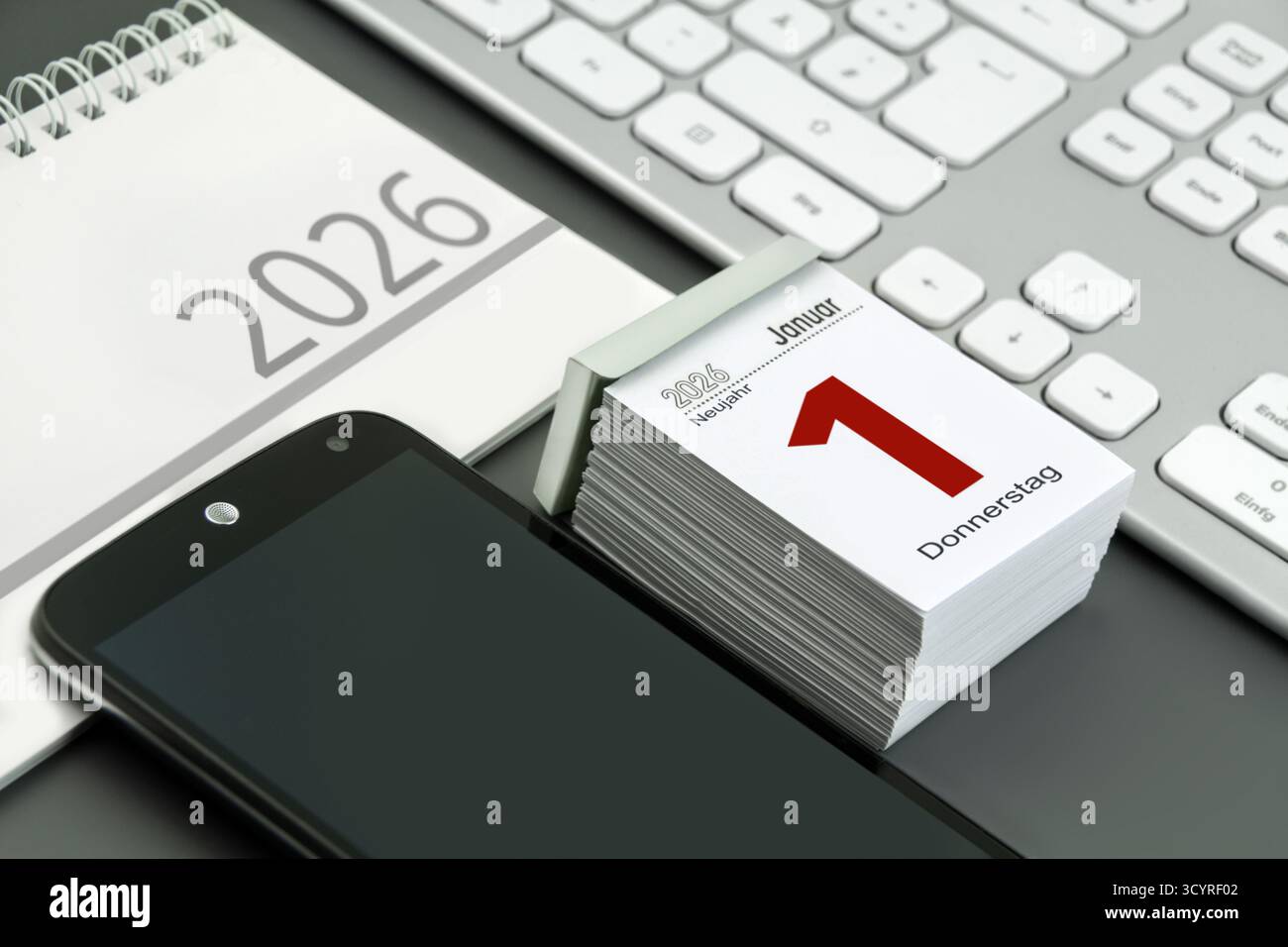 Calendario tedesco 2026 gennaio 1 giovedì di Capodanno con PC e cellulare Foto Stock