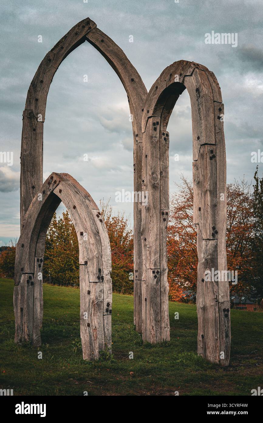 Scultura pubblica The Arches of Fort Pitt di Antony Hollaway (1928-2000) costruita nel 1999. 3 archi in legno di diverse altezze costruiti con navi in legno Foto Stock
