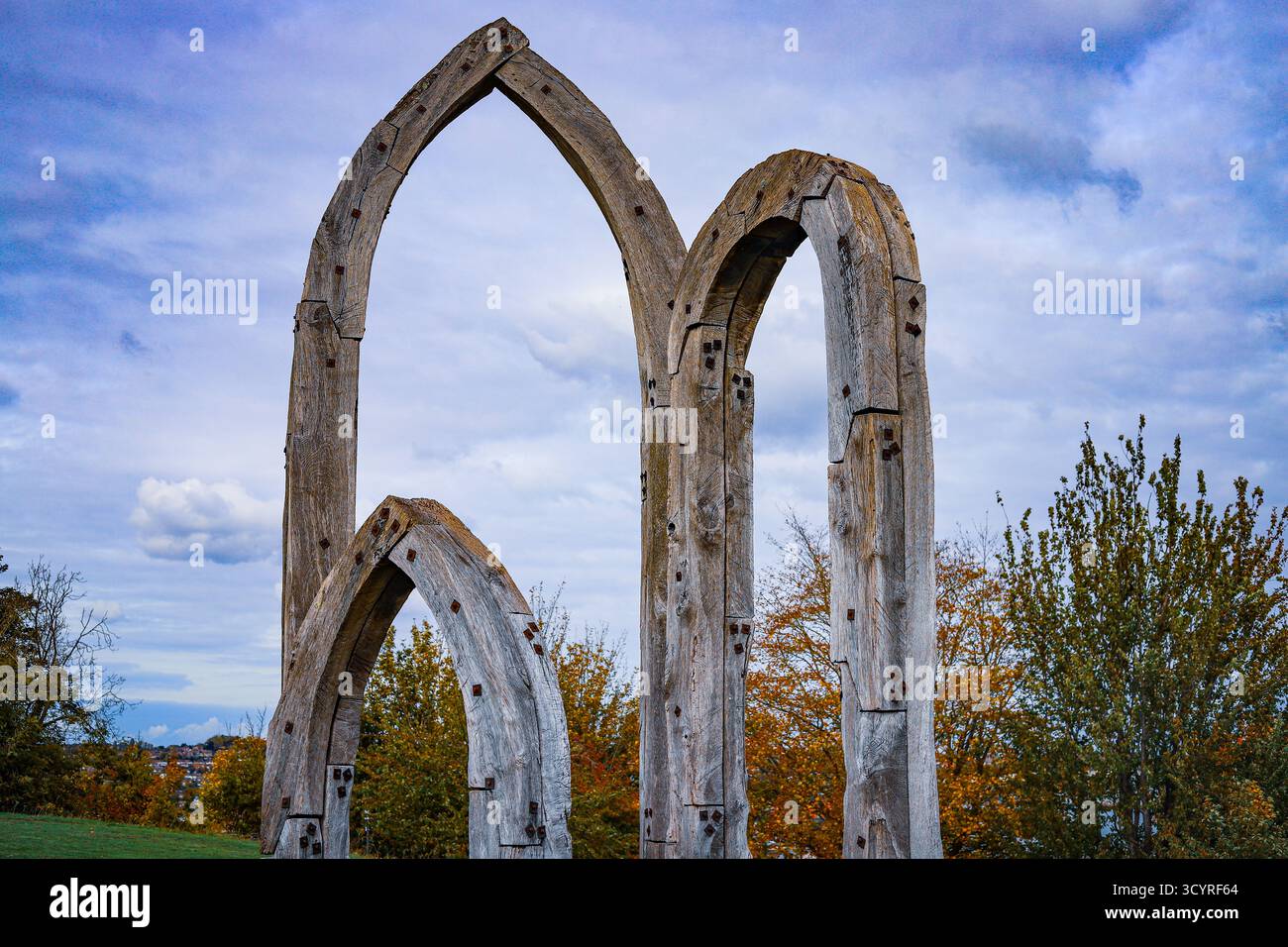 Scultura pubblica The Arches of Fort Pitt di Antony Hollaway (1928-2000) costruita nel 1999. 3 archi in legno di diverse altezze costruiti con navi in legno Foto Stock