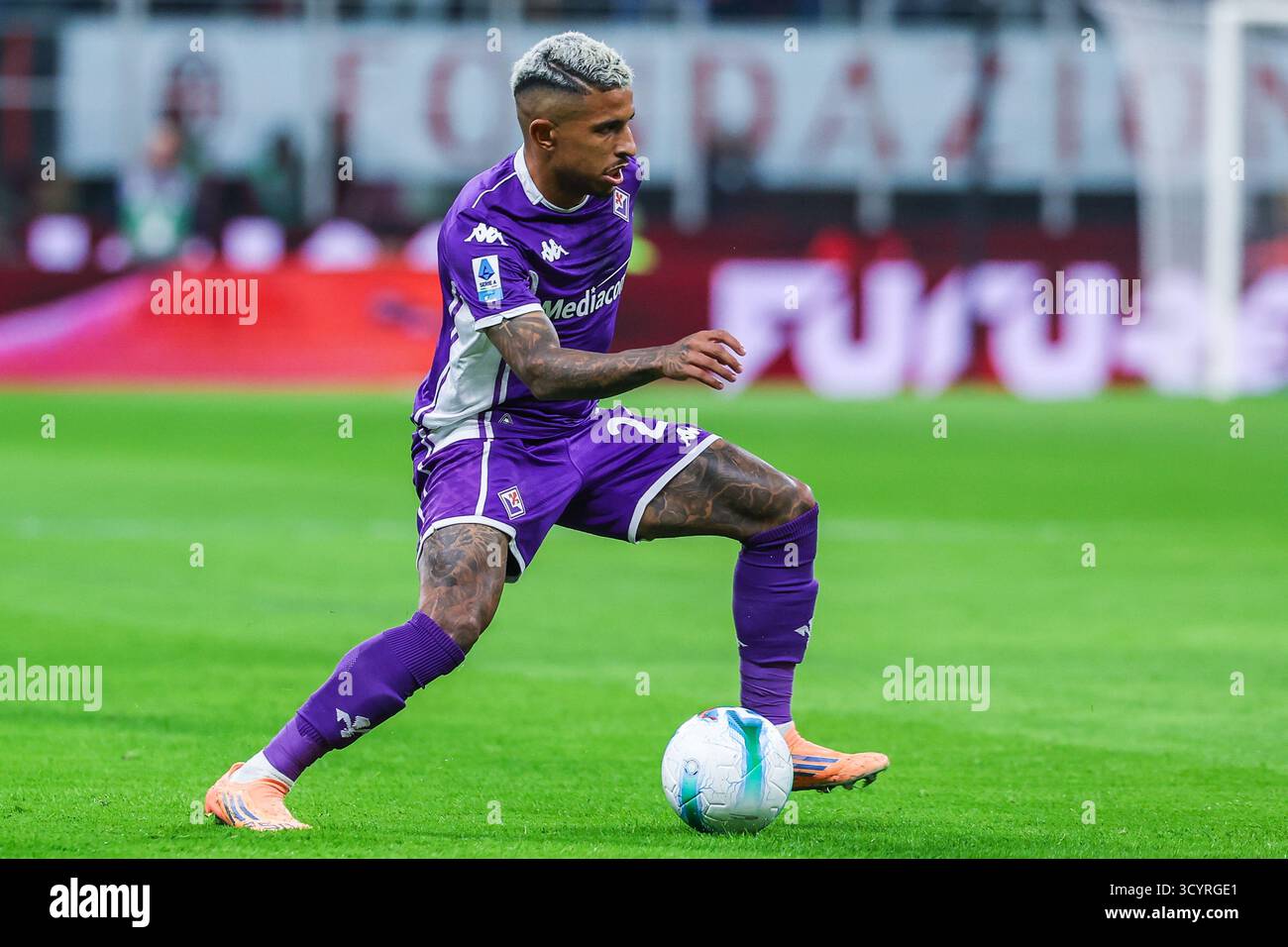 Dodo Domilson Cordeiro dos Santos dell'ACF Fiorentina visto in azione durante la partita di serie A 2025/26 tra l'AC Milan e l'ACF Fiorentina allo Stadio San Siro di Milano Foto Stock