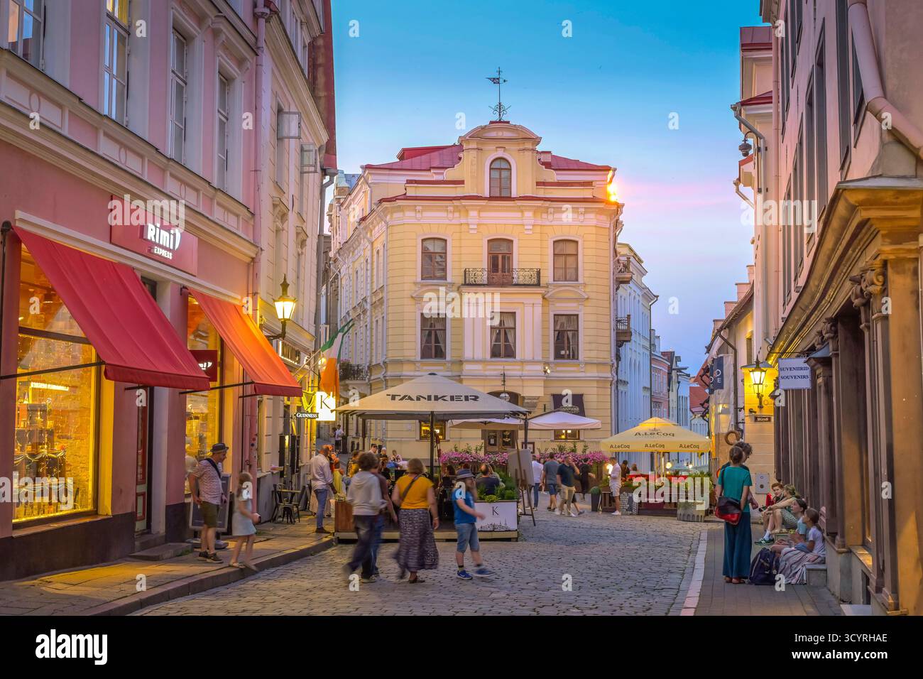 Straßenszene, Altbau am Suurgildi Plats, Altstadt, Tallinn, Estland *** scena di strada, vecchio edificio sui Suurgildi Plats, città Vecchia, Tallinn, Estonia Foto Stock