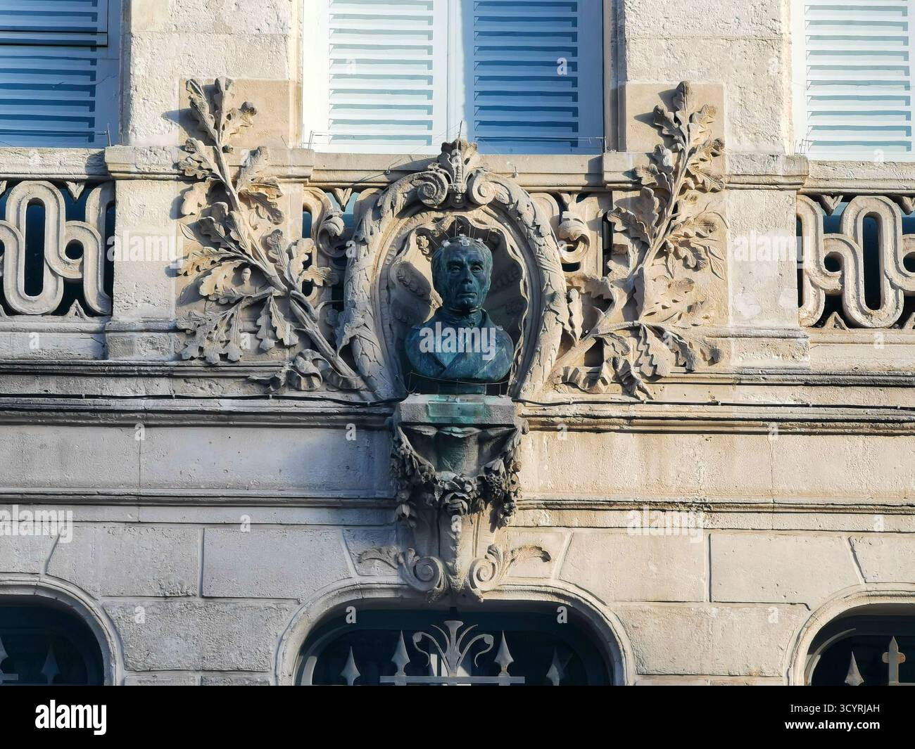 Busto dello scrittore Alfred Canel fuori dal Museo Alfred-Canel a Pont-Audemer, Eure, Normandia, Francia. - Immagine stock catturata con smartphone
