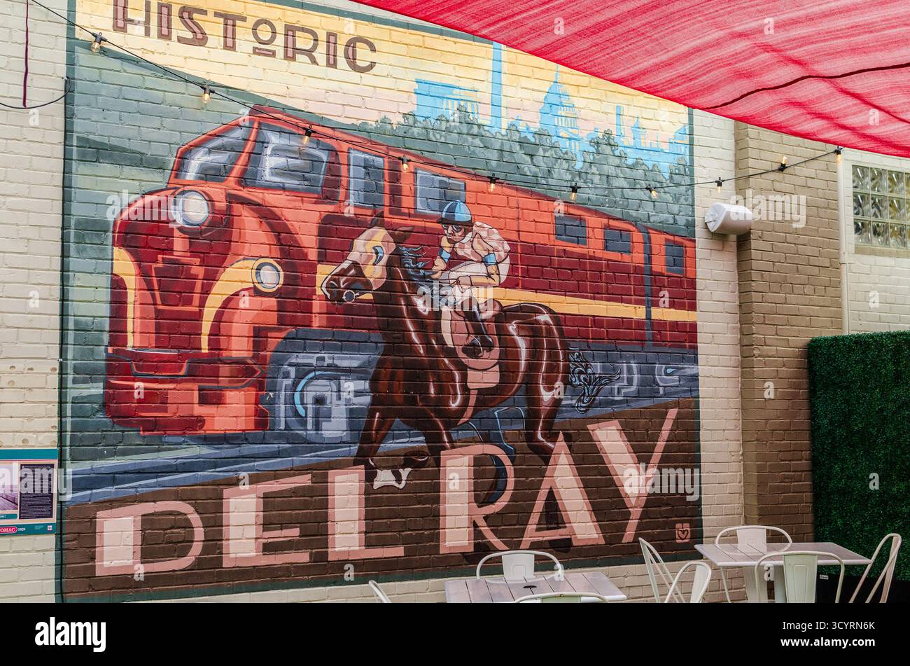 Murale colorato con un treno d'epoca e le parole "Historic del Ray" su un muro di Alexandria, Virginia, USA, che celebrano la cultura e il patrimonio locale Foto Stock