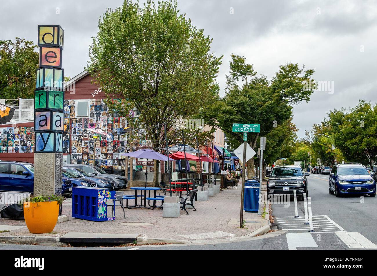 Angolo di Market Street a del Ray, Alexandria, Virginia, USA, con caffè, negozi, e la colorata torre della lettera di del Ray, una vivace scena comunitaria Foto Stock