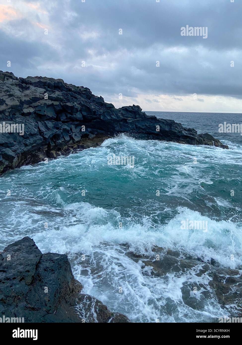 Onde turchesi che si infrangono sulle scogliere di lava nera della costa delle Azzorre - Immagine stock catturata con smartphone
