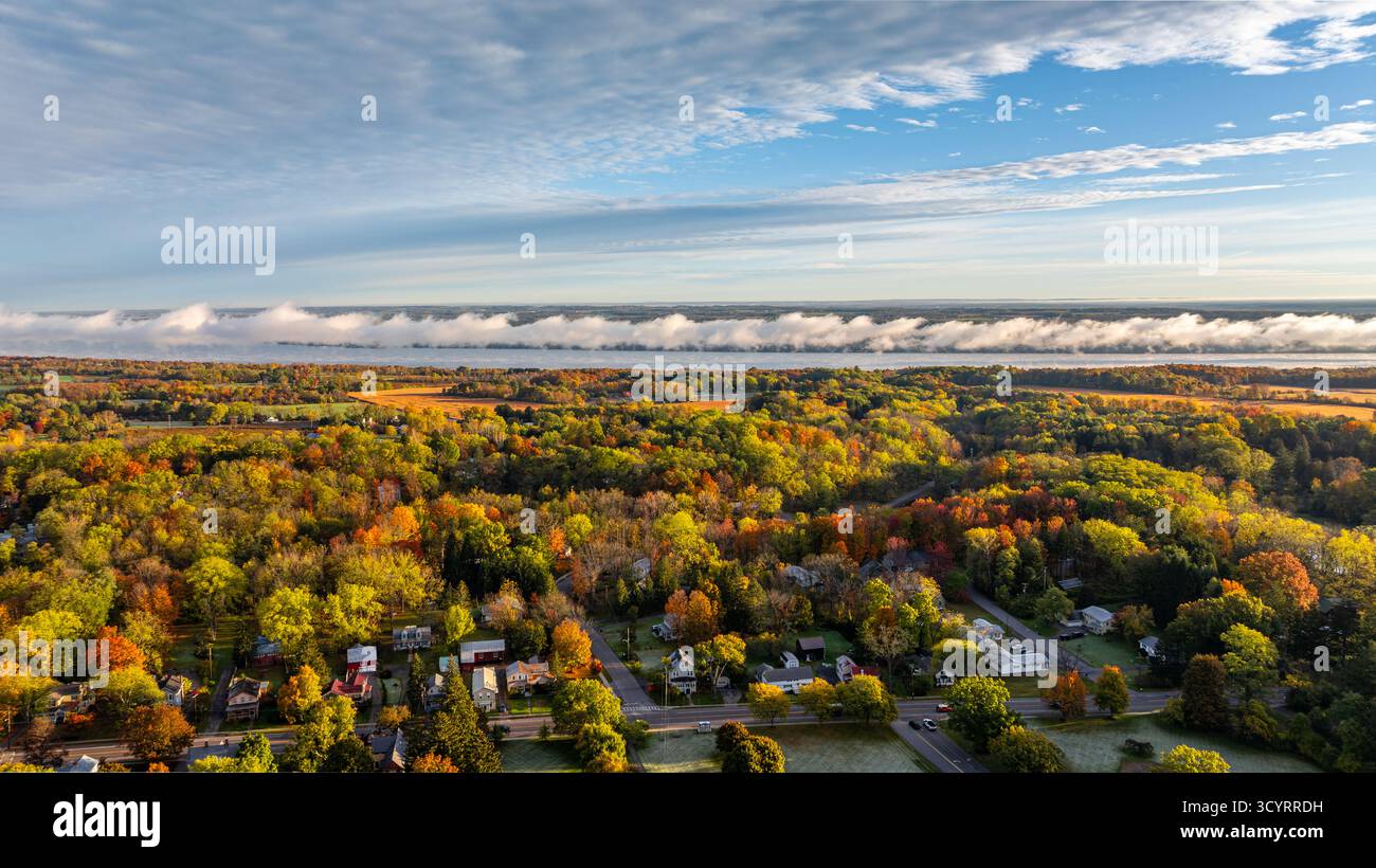 Trumansburg, NY, USA - 17 ottobre 2025: Foto aerea sul villaggio di Trumansburg, NY con vista sul lago Cayuga Foto Stock