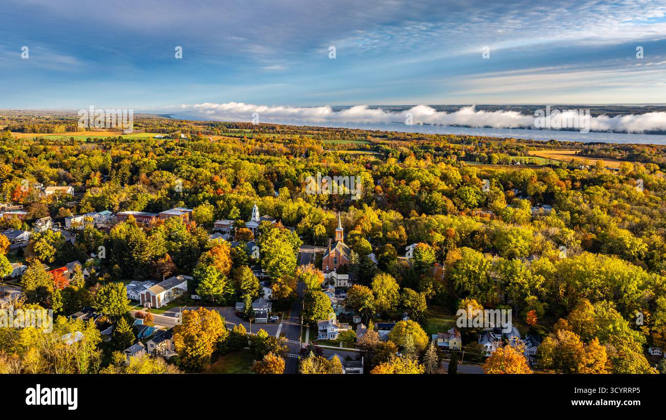 Trumansburg, NY, USA - 17 ottobre 2025: Foto aerea sul villaggio di Trumansburg, NY con vista sul lago Cayuga Foto Stock