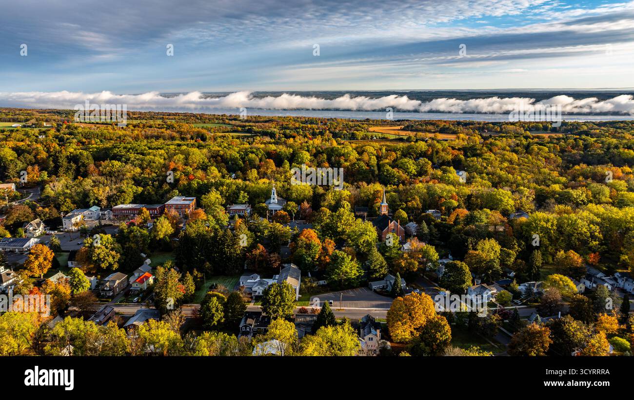 Trumansburg, NY, USA - 17 ottobre 2025: Foto aerea sul villaggio di Trumansburg, NY con vista sul lago Cayuga Foto Stock