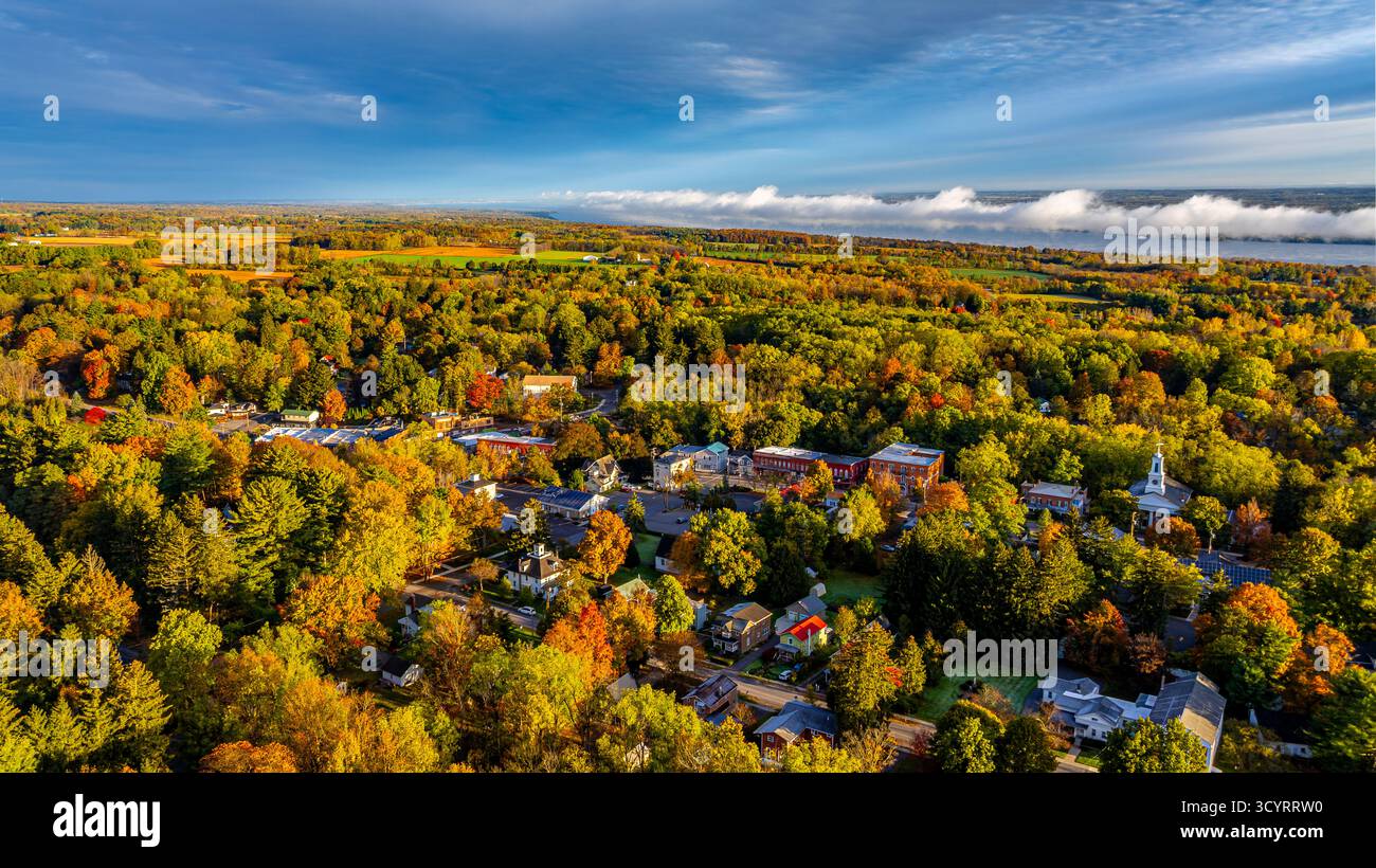 Trumansburg, NY, USA - 17 ottobre 2025: Foto aerea sul villaggio di Trumansburg, NY con vista sul lago Cayuga Foto Stock