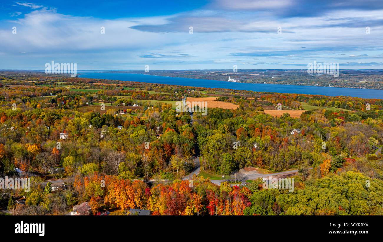 Trumansburg, NY, USA - 17 ottobre 2025: Foto aerea sul villaggio di Trumansburg, NY con vista sul lago Cayuga Foto Stock