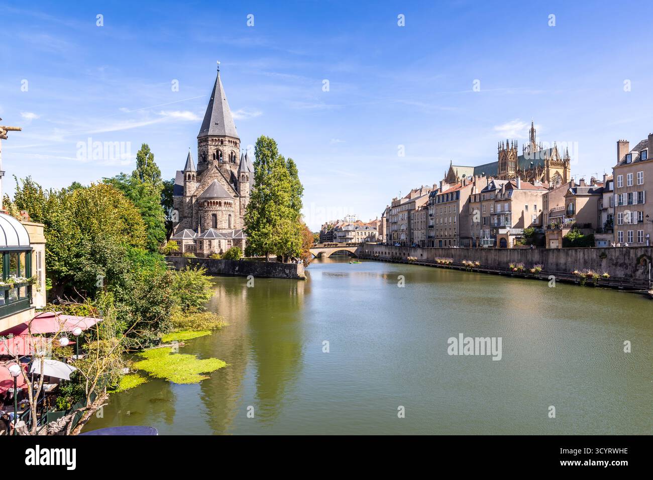 Paesaggio urbano di Metz, Francia, con il Tempio di Neuf, una chiesa protestante sull'isola di Petit-Saulcy sulla Mosella e la cattedrale di Santo Stefano. Foto Stock