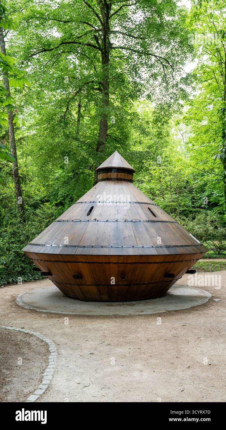 Modello in legno di carro armato da guerra progettato da Leonard da Vinci collocato in un parco francese Foto Stock