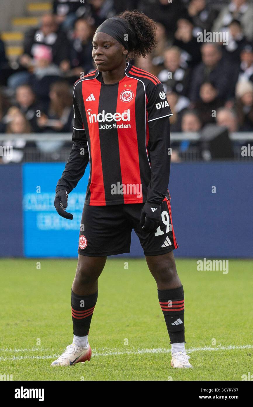 Francoforte, Germania. 19 ottobre 2025. Nicole Anyomi (Eintracht Frankfurt #19), Freisteller, Portrait/Portr?t, Eintracht Franfurt - SV Werder Brema, Francoforte, Stadion am Brentanobad, 19.10.2025 crediti: dpa/Alamy Live News Foto Stock
