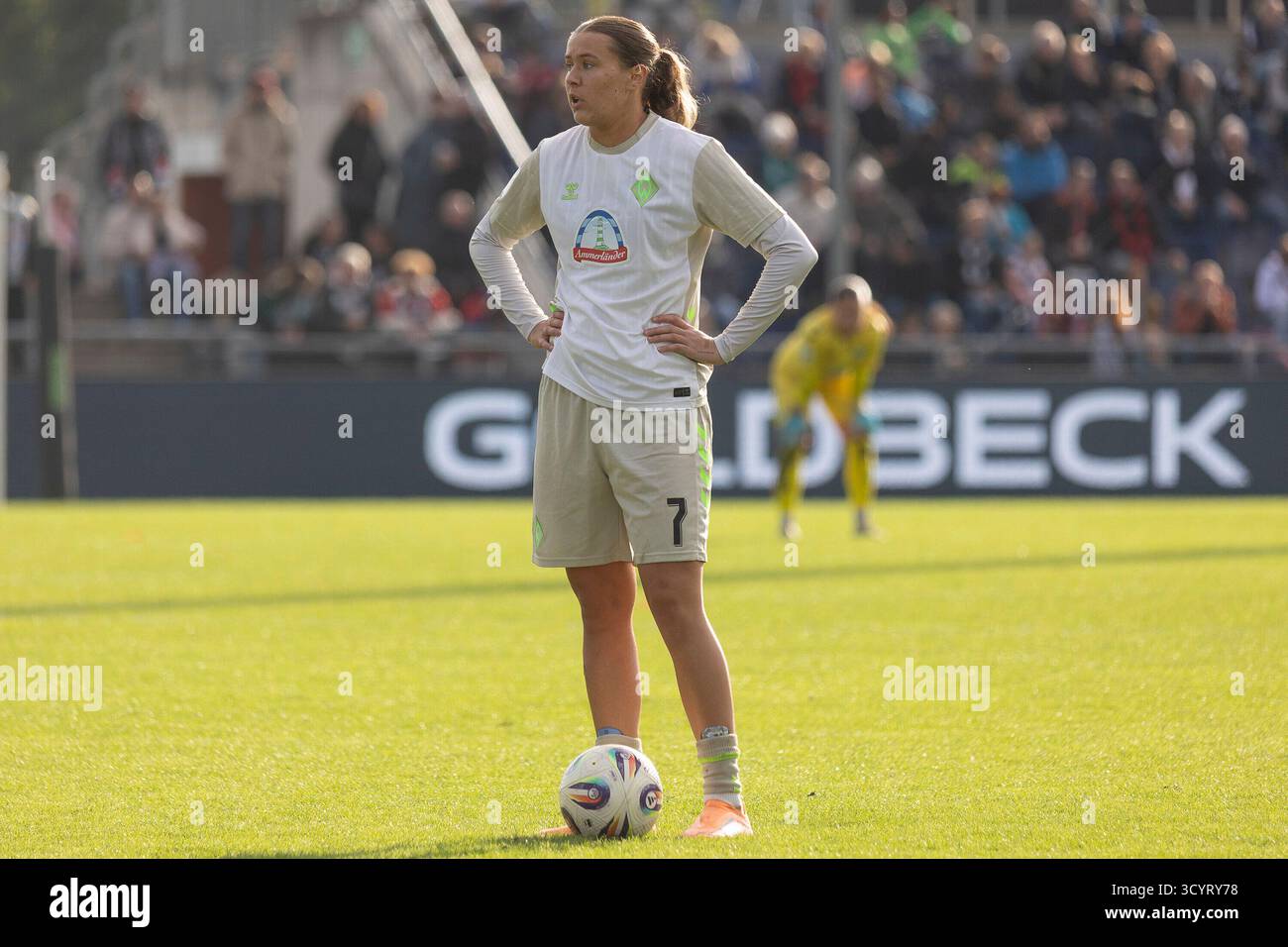 Francoforte, Germania. 19 ottobre 2025. Larissa M?hlhaus (SV Werder Brema #7) am Ball bei einem Freisto?/Freistoss, Eintracht Franfurt - SV Werder Brema, Francoforte, Stadion am Brentanobad, 19.10.2025 crediti: dpa/Alamy Live News Foto Stock