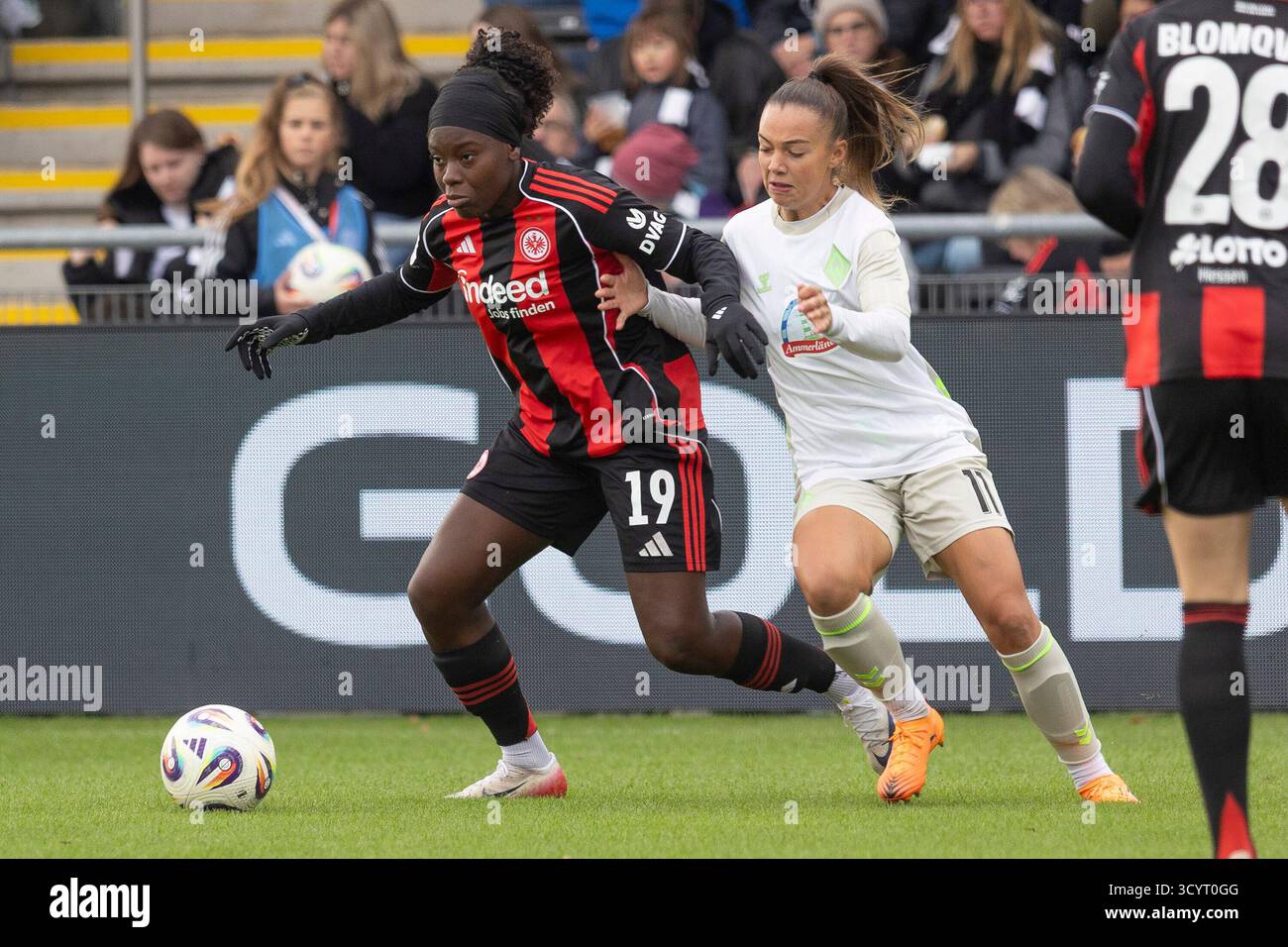 Francoforte, Germania. 19 ottobre 2025. Nicole Anyomi (Eintracht Frankfurt #19) & Maja Sternad (SV Werder Brema #11) im Zweikampf um den Ball, Eintracht Franfurt - SV Werder Brema, Francoforte, Stadion am Brentanobad, 19.10.2025 crediti: dpa/Alamy Live News Foto Stock