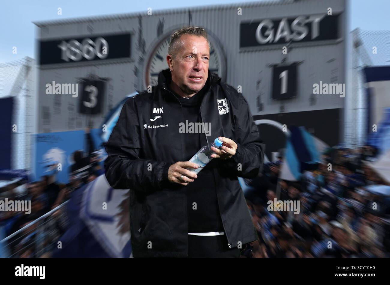 ! ACHTUNG FOTOMONTAGE! Hier im Bild Markus Kauczinski, allenatore (TSV 1860 München der Hintergrund die Anzeigetafel mit dem Endstand 3:1 leicht verwischt ! Foto Stock