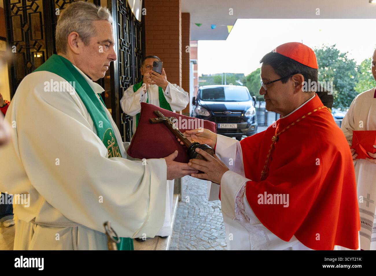 **NO LIBRI** Italia-Roma 2025/10/18 il Cardinale Luis Gerardo Cabrera Herrera Arcivescovo di Guayaquil (Ecuador) prende possesso del titolo della Sacra famiglia di Nazareth, Piazzale delle Gardenie 45 Roma.Fotografia di Claudio Asquini/Catholic Press Fotografia- il Cardinale Luis Gerardo Herrera bacia il Crocifisso Foto Stock