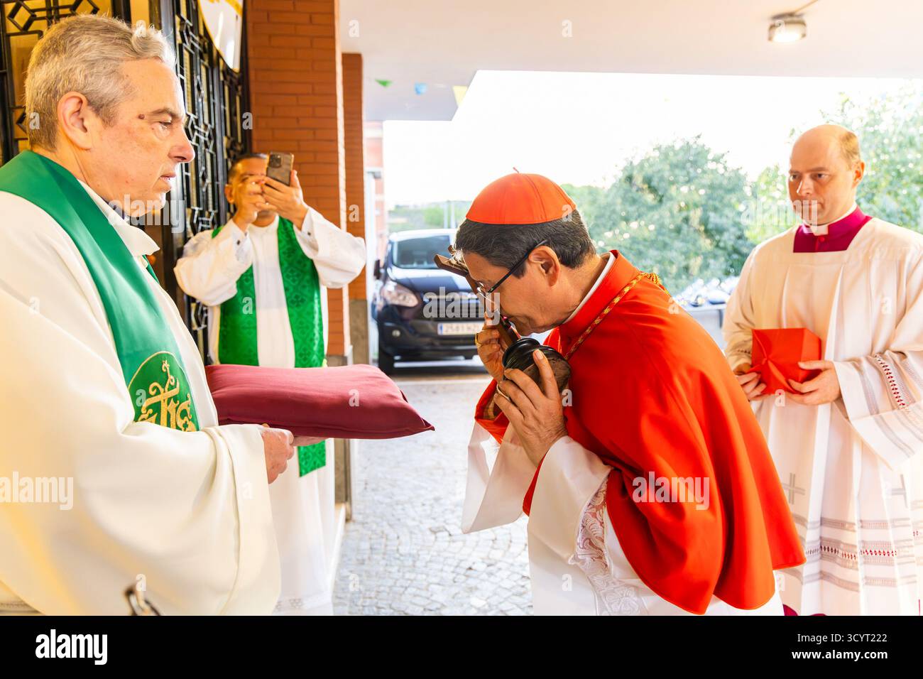 **NO LIBRI** Italia-Roma 2025/10/18 il Cardinale Luis Gerardo Cabrera Herrera Arcivescovo di Guayaquil (Ecuador) prende possesso del titolo della Sacra famiglia di Nazareth, Piazzale delle Gardenie 45 Roma.Fotografia di Claudio Asquini/Catholic Press Photo -il Cardinale Luis Gerardo Herrera bacia il Crocifisso Foto Stock