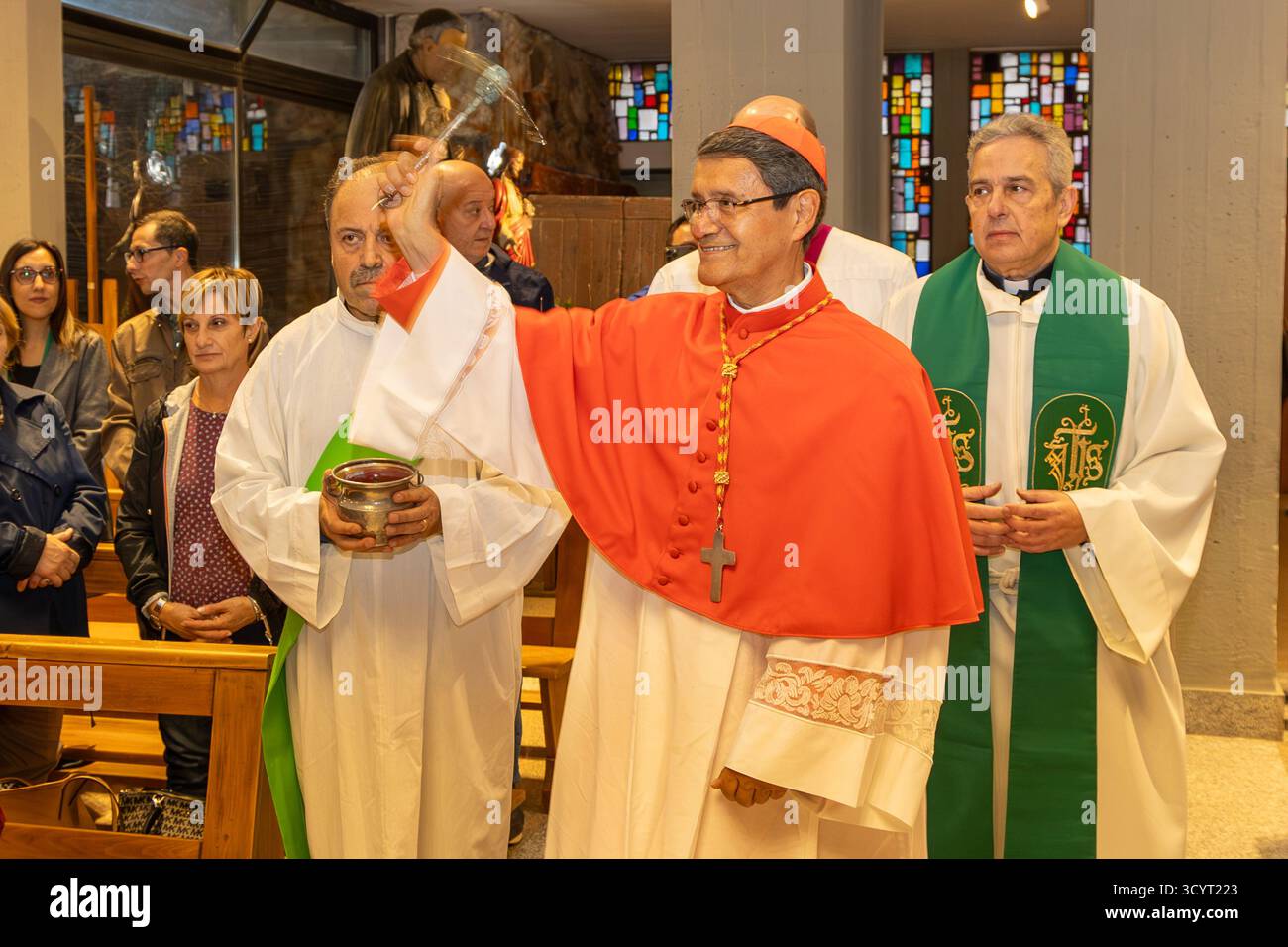 **NO LIBRI** Italia-Roma 2025/10/18 il Cardinale Luis Gerardo Cabrera Herrera Arcivescovo di Guayaquil (Ecuador) prende possesso del titolo della Santa famiglia di Nazareth, Piazzale delle Gardenie 45 Roma. Fotografia di Claudio Asquini/Catholic Press Photo - The Card. Luis Gerardo Herrera benedice i fedeli con acqua Santa Foto Stock