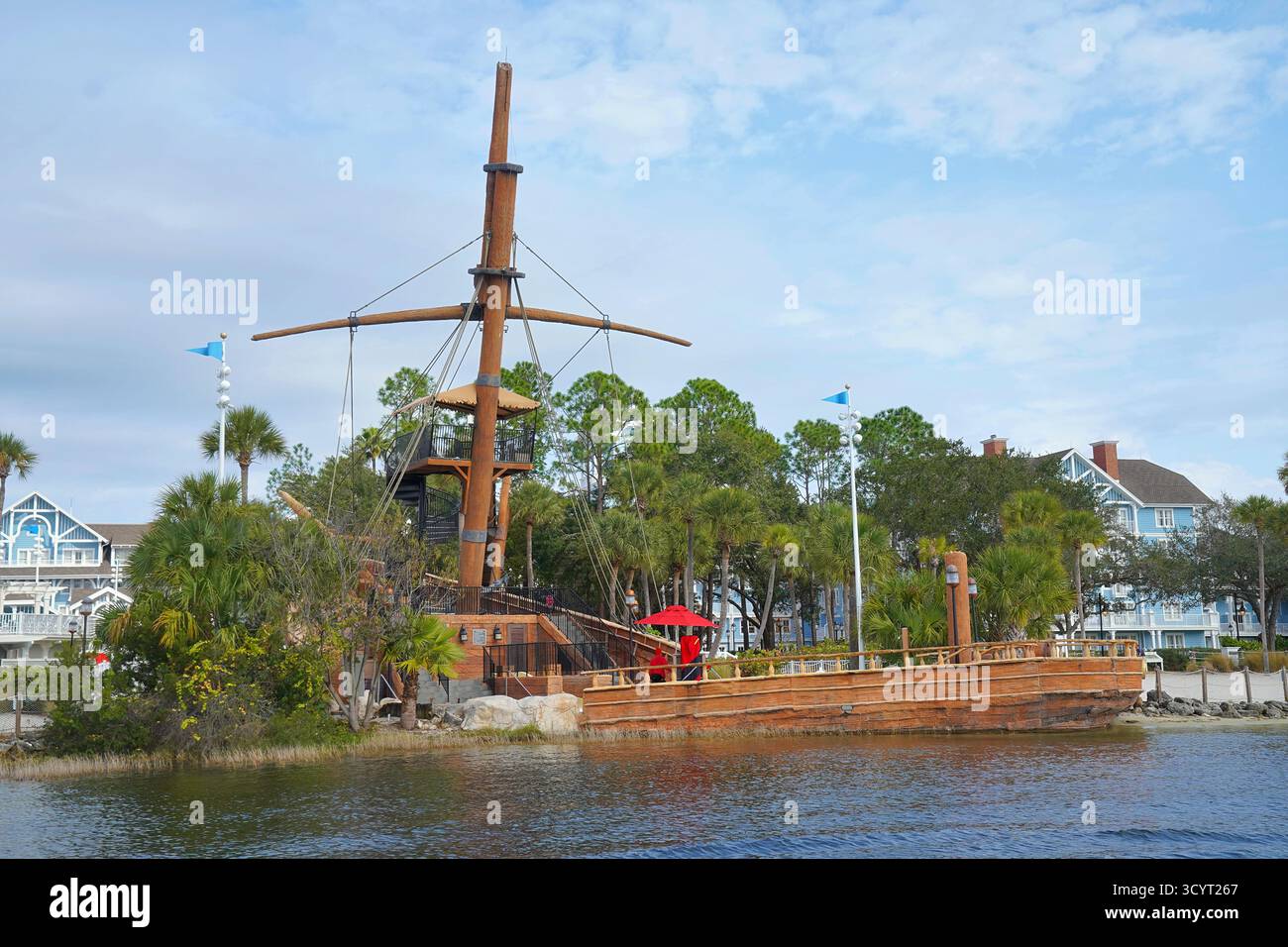 Struttura di gioco in legno delle navi pirata circondata da vegetazione tropicale e da edifici blu del resort nell'area Beach Club del Walt Disney World Foto Stock