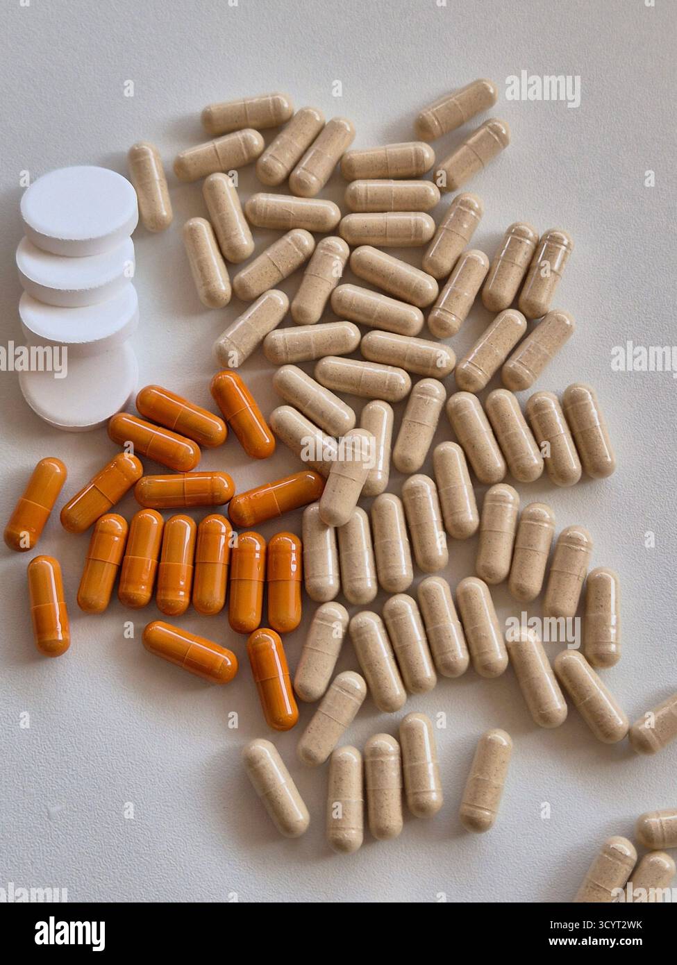 Pillole e vitamine su sfondo bianco. - Immagine stock catturata con smartphone