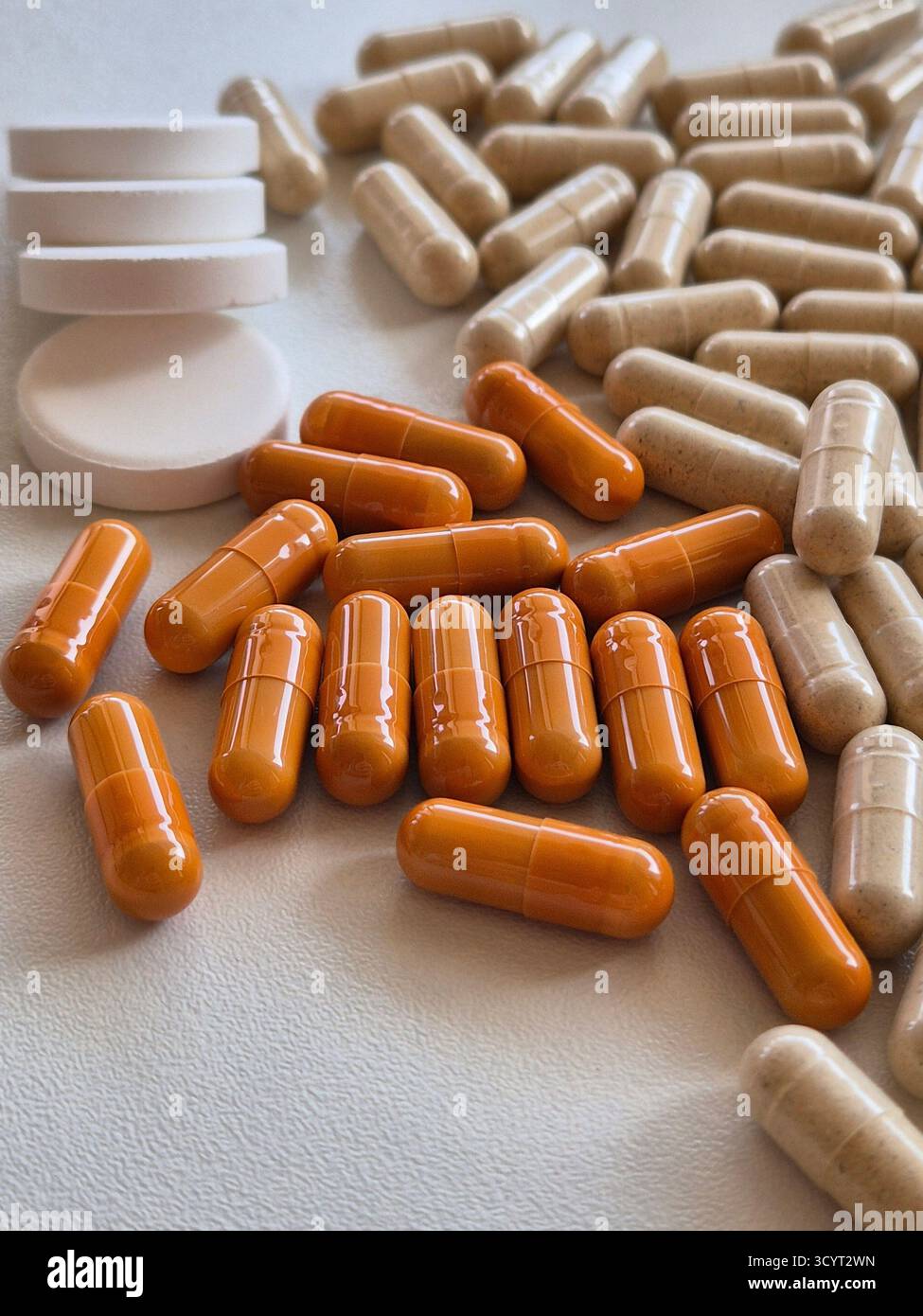 Pillole e vitamine su sfondo bianco. - Immagine stock catturata con smartphone