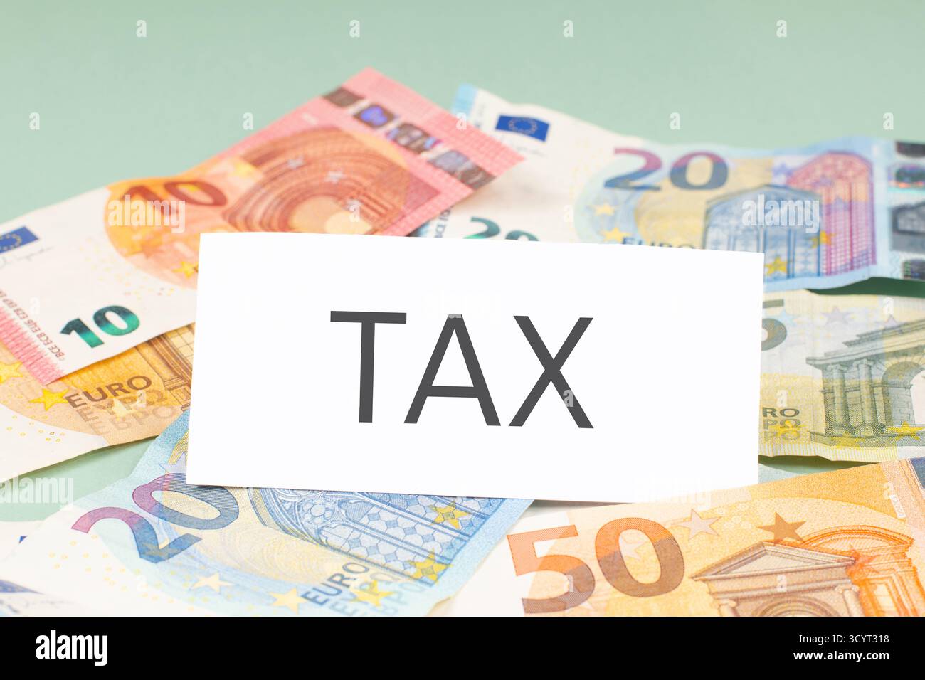 Imposta, legge fiscale, termine di pagamento, reddito finanziario, imposte sulle imprese, banconote in euro, pagamento di denaro allo Stato Foto Stock
