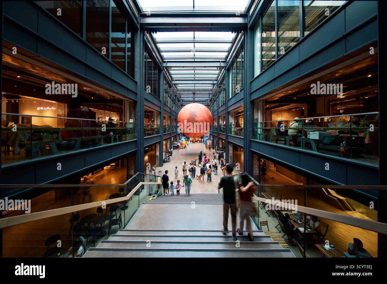 Atrio moderno al Mills di Tsuen Wan con pareti in vetro, interessanti installazioni artistiche periodiche e visitatori che esplorano gli spazi creativi. Foto Stock