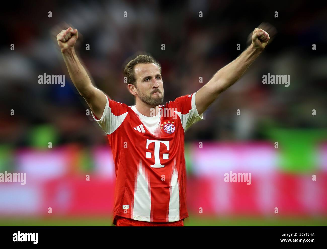 ! ACHTUNG BILD WURDE BEARBEITET ! Hier im Bild Harry Kane (FC Bayern München), reisst beide Arme nach oben, der Hintergrund wurde dynamisch verwischt ! Foto Stock