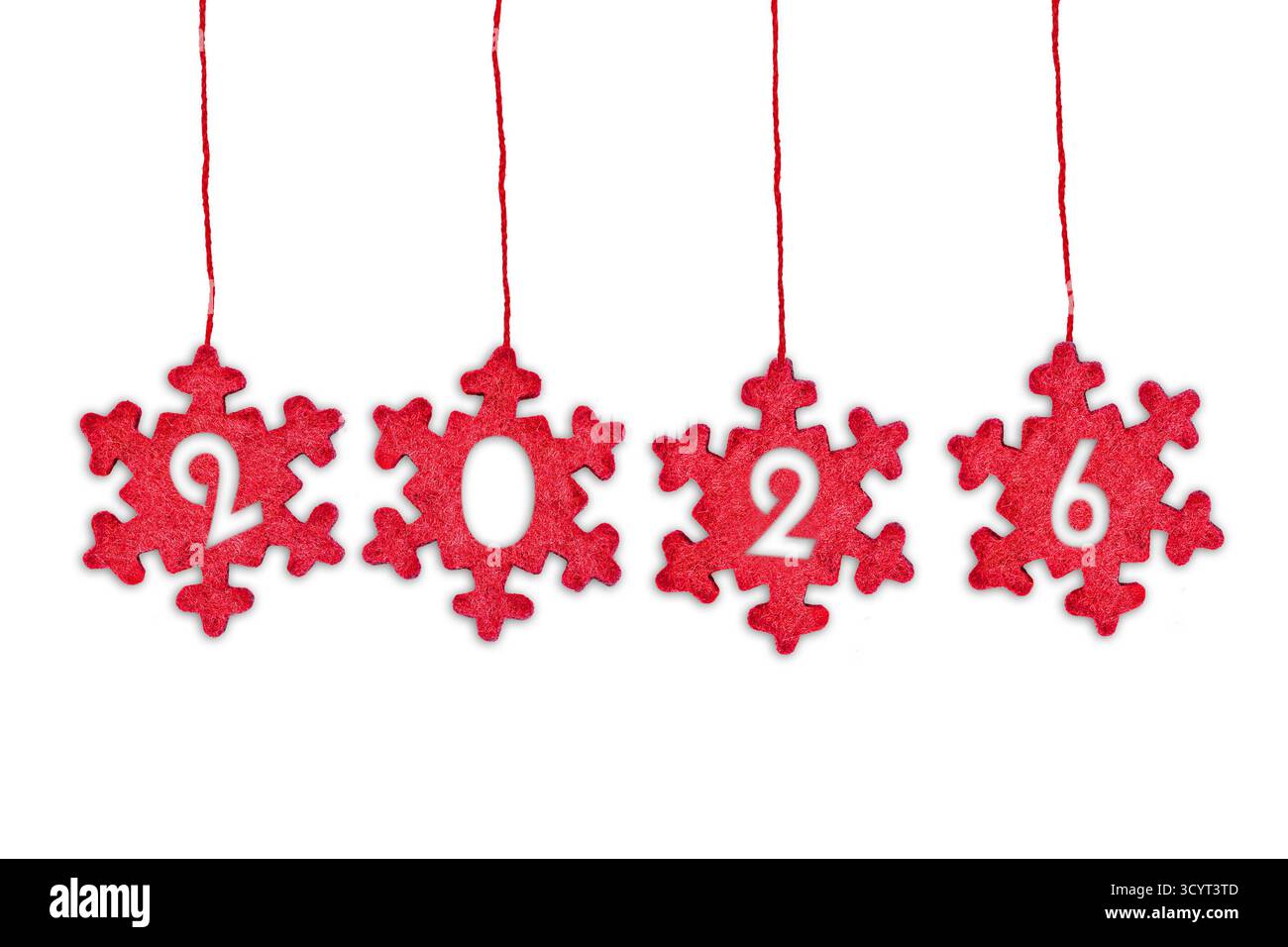 2026 taglio in tessuto rosso ornamenti sospesi natalizi sfondo isolato o bianco, ritagliato Foto Stock