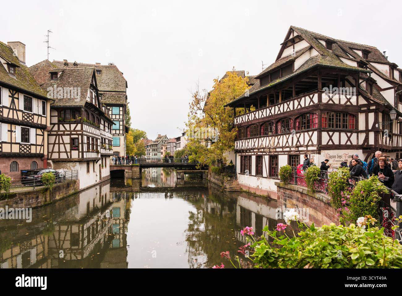 Case in legno lungo il fiume Ill nel quartiere la Petite France (quartiere dei conciatori) di Strasburgo, Grand Est, Francia. Sito patrimonio dell'umanità dell'UNESCO Foto Stock