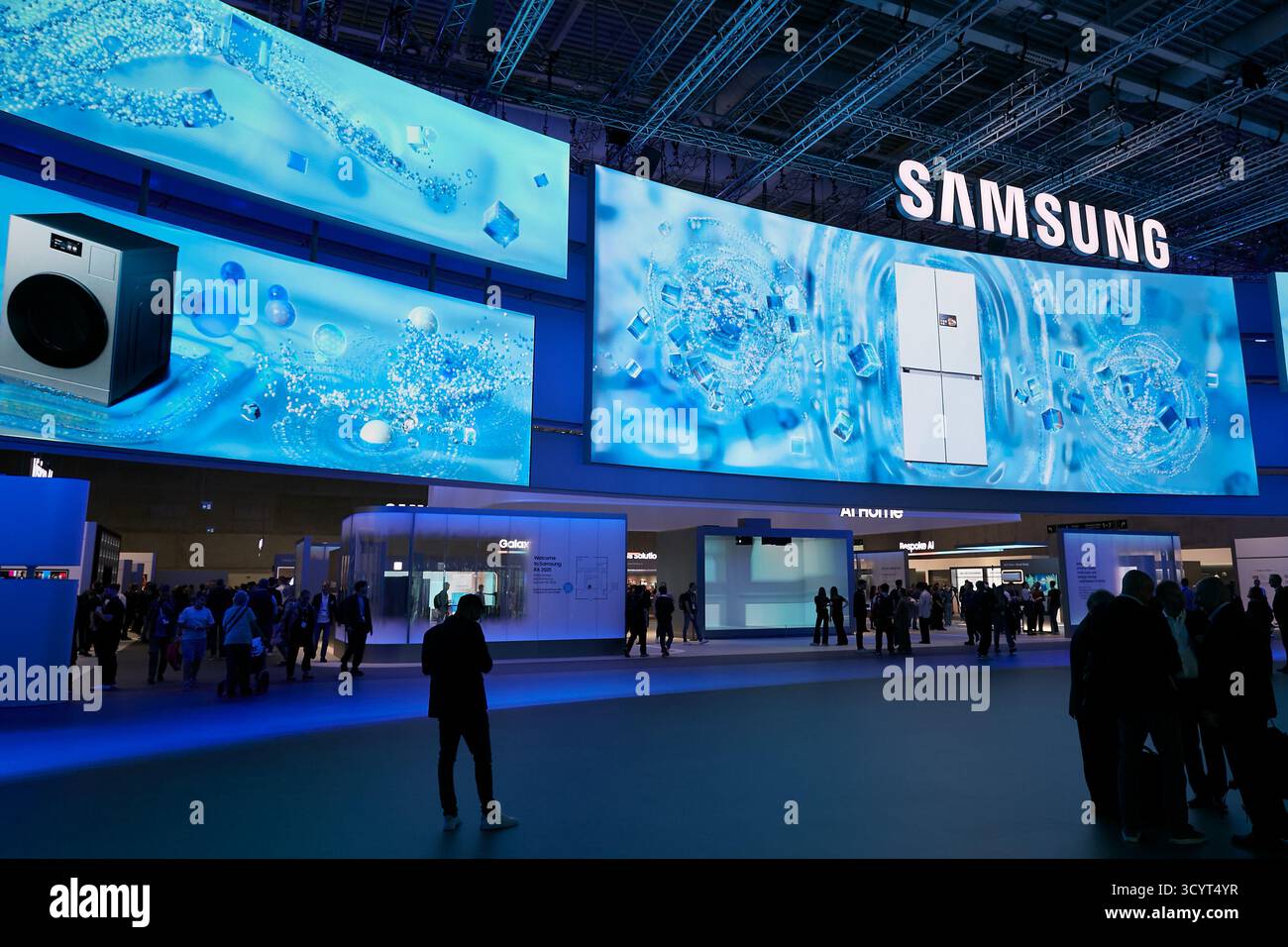 05.09.2025, Germania, Berlino, Berlino - SAMSUNG presenta i nuovi prodotti sulle enormi pareti LED del CityCube all'IFA 2025. Gli schermi sospesi dal soffitto Foto Stock