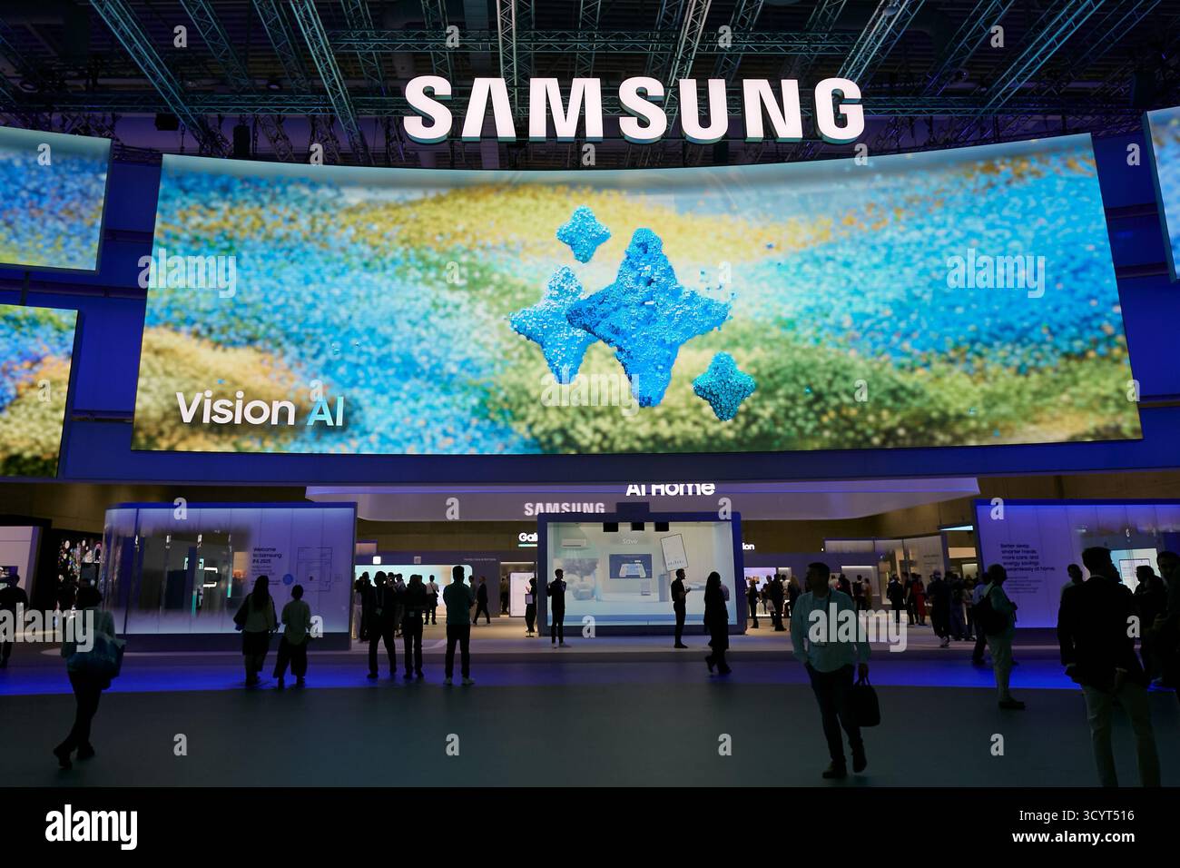 05.09.2025, Germania, Berlino, Berlino - SAMSUNG presenta i nuovi prodotti sulle enormi pareti LED del CityCube all'IFA 2025. Gli schermi sospesi dal soffitto Foto Stock