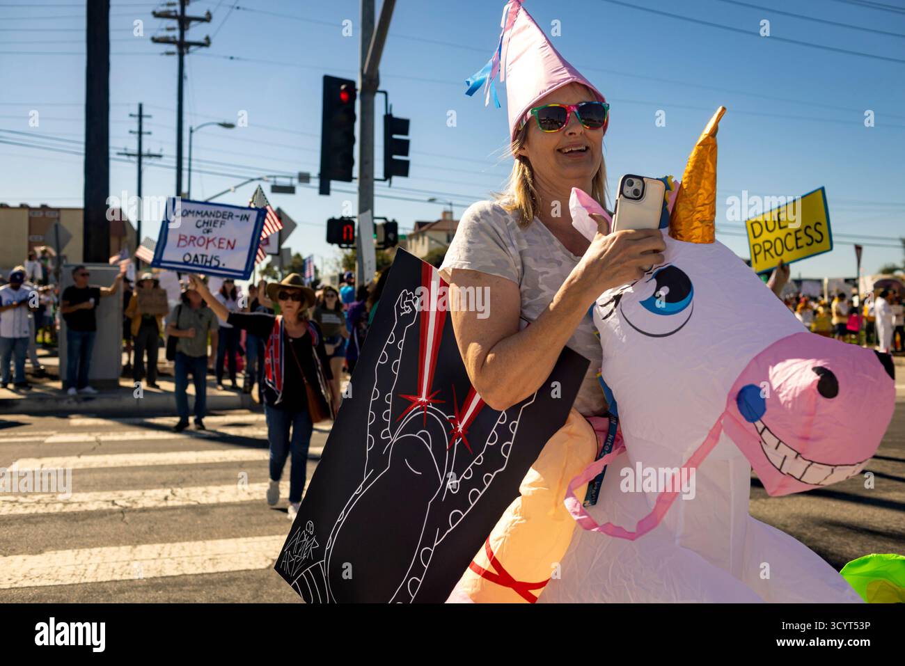 Los Angeles, Stati Uniti. 19 ottobre 2025. Migliaia di persone partecipano a una protesta "No Kings" a El Segundo. Gli organizzatori stimarono che milioni di persone parteciparono in città e città di tutta la nazione per la seconda protesta "No Kings" per denunciare l'amministrazione Trump. (Foto di Michael Nigro/Pacific Press) credito: Pacific Press Media Production Corp./Alamy Live News Foto Stock
