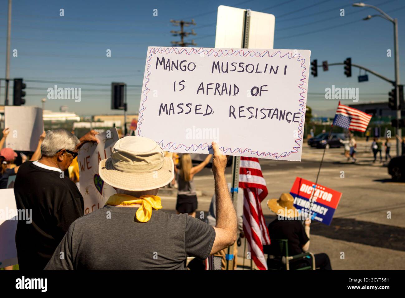 Los Angeles, Stati Uniti. 19 ottobre 2025. Migliaia di persone partecipano a una protesta "No Kings" a El Segundo. Gli organizzatori stimarono che milioni di persone parteciparono in città e città di tutta la nazione per la seconda protesta "No Kings" per denunciare l'amministrazione Trump. (Foto di Michael Nigro/Pacific Press) credito: Pacific Press Media Production Corp./Alamy Live News Foto Stock
