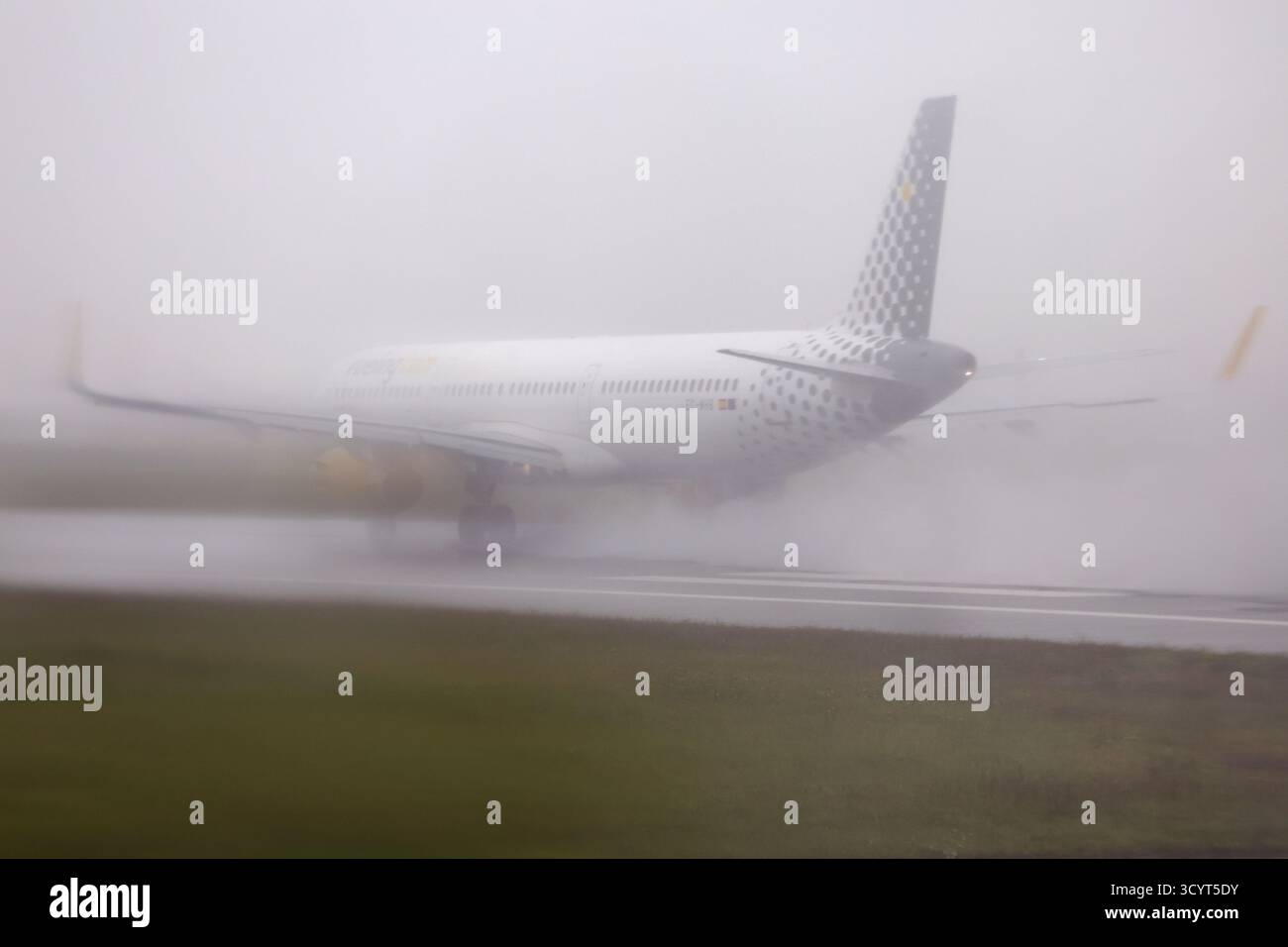 17.08.2024, Francia, Parigi - l'aereo Vueling decolla in caso di forte pioggia. 00S240817D119CAROEX.JPG [VERSIONE DEL MODELLO: NON APPLICABILE, RILASCIO DELLA PROPRIETÀ: NO Foto Stock