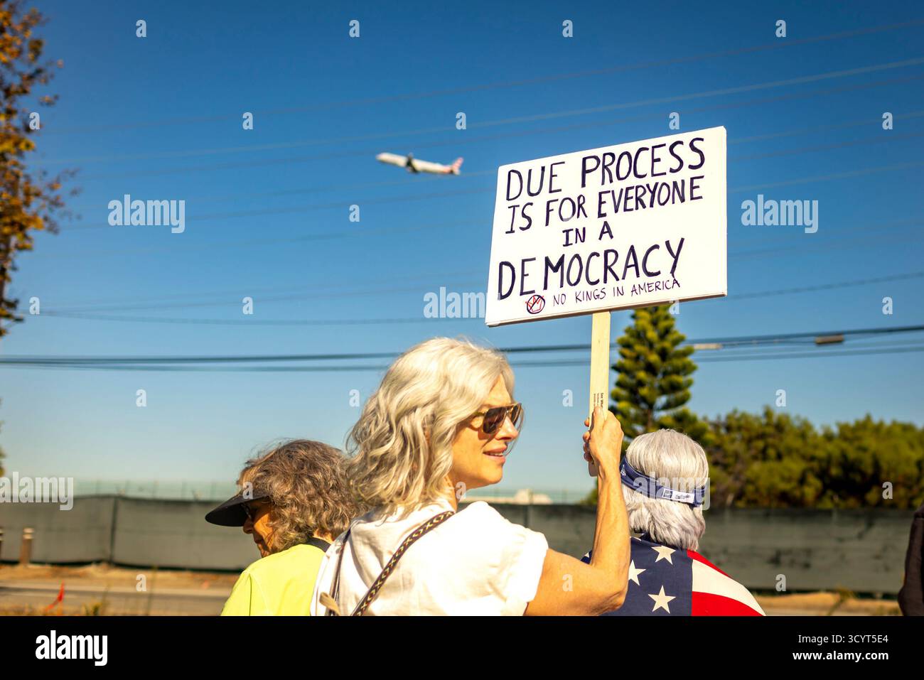 Los Angeles, Stati Uniti. 19 ottobre 2025. Migliaia di persone partecipano a una protesta "No Kings" a El Segundo. Gli organizzatori stimarono che milioni di persone parteciparono in città e città di tutta la nazione per la seconda protesta "No Kings" per denunciare l'amministrazione Trump. (Foto di Michael Nigro/Pacific Press) credito: Pacific Press Media Production Corp./Alamy Live News Foto Stock