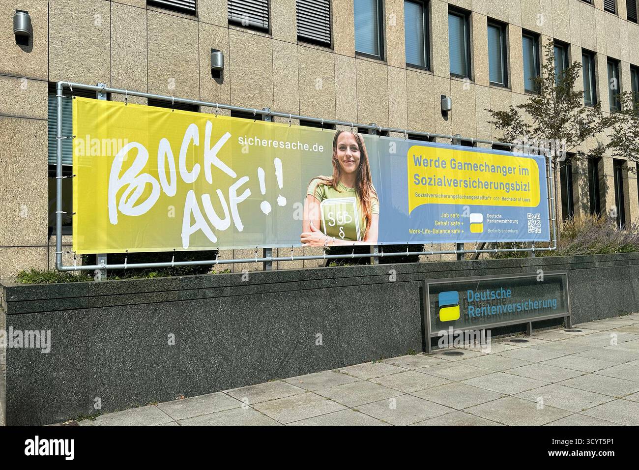 03.09.2024, Germania, Berlino, Berlino - ricerca di tirocinanti mediante un poster di fronte ad un edificio dell'assicurazione pensione tedesca. 00S240903D408CA Foto Stock