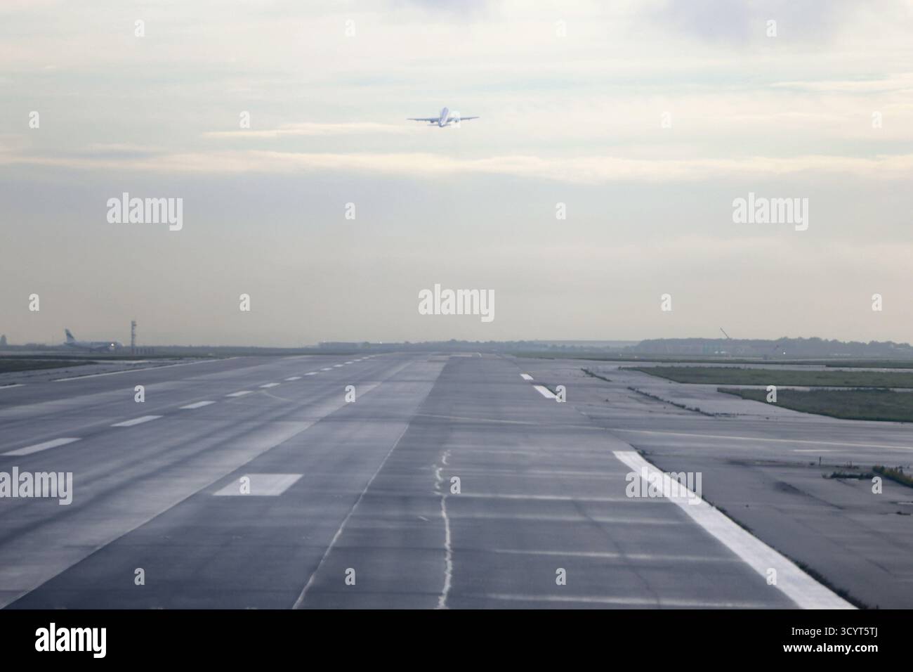 07.10.2024, Francia, Parigi - gli aerei sono appena decollati dall'aeroporto Charles de Gaulle. 00S241007D574CAROEX.JPG [VERSIONE DEL MODELLO: NON APPLICABILE, PROP Foto Stock