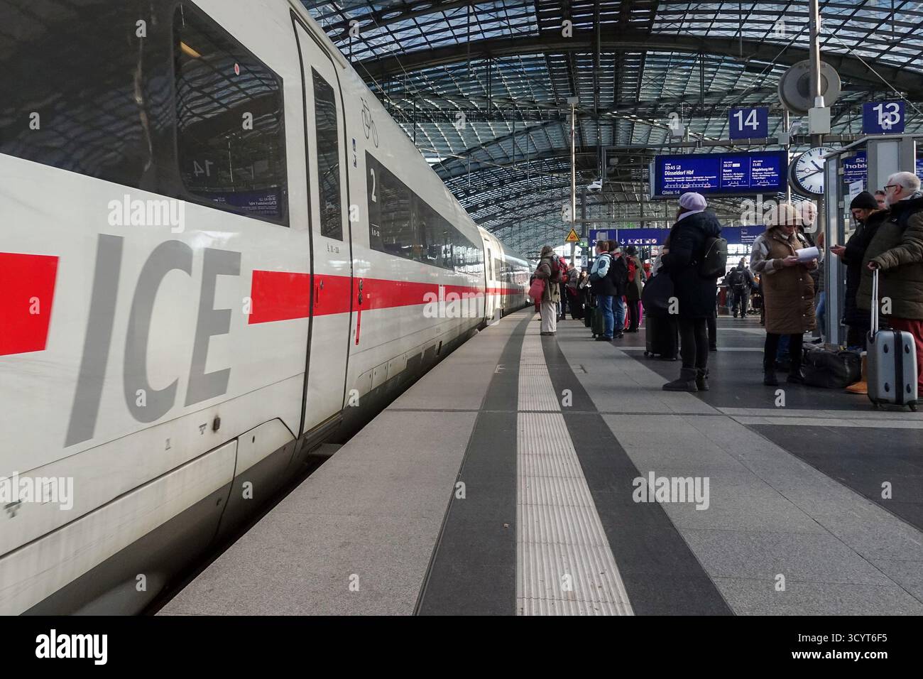 13.12.2024, Germania, Berlino, Berlino - viaggiatori e ICE alla stazione centrale. 00S241213D887CAROEX.JPG [RILASCIO DEL MODELLO: NO, RILASCIO DELLA PROPRIETÀ: NO (C) CAR Foto Stock