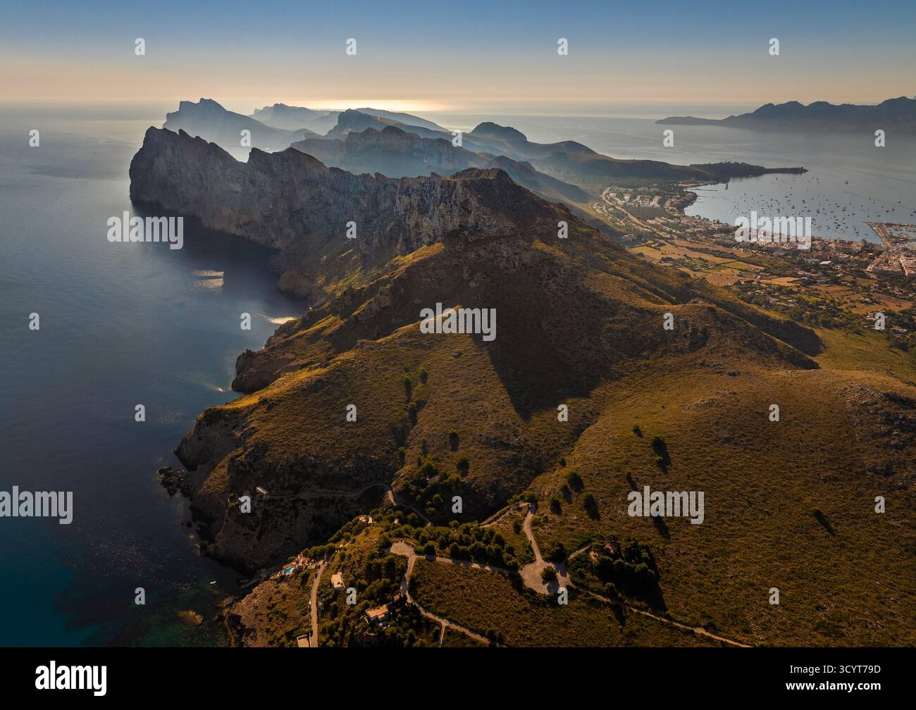 Maiorca, Spagna - Vista aerea delle scogliere di Cap de Formentor all'alba, il punto più settentrionale di Maiorca sulla penisola di Formentor con Port de Foto Stock