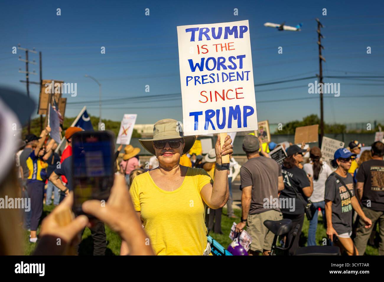 Los Angeles, New York, Stati Uniti. 19 ottobre 2025. Migliaia di persone partecipano a una protesta "No Kings" a El Segundo. Gli organizzatori stimarono che milioni di persone parteciparono in città e città di tutta la nazione per la seconda protesta "No Kings" per denunciare l'amministrazione Trump. (Credit Image: © Michael Nigro/Pacific Press via ZUMA Press Wire) SOLO PER USO EDITORIALE! Non per USO commerciale! Foto Stock