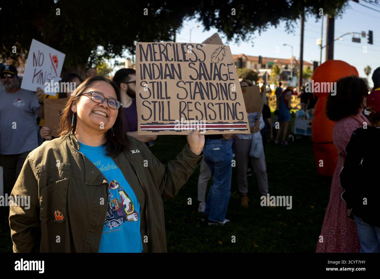 Los Angeles, New York, Stati Uniti. 19 ottobre 2025. Migliaia di persone partecipano a una protesta "No Kings" a El Segundo. Gli organizzatori stimarono che milioni di persone parteciparono in città e città di tutta la nazione per la seconda protesta "No Kings" per denunciare l'amministrazione Trump. (Credit Image: © Michael Nigro/Pacific Press via ZUMA Press Wire) SOLO PER USO EDITORIALE! Non per USO commerciale! Foto Stock