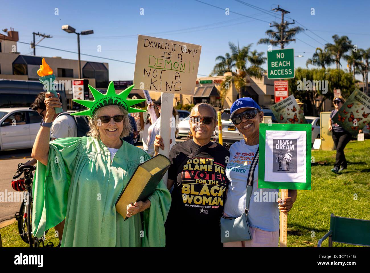 Los Angeles, New York, Stati Uniti. 19 ottobre 2025. Migliaia di persone partecipano a una protesta "No Kings" a El Segundo. Gli organizzatori stimarono che milioni di persone parteciparono in città e città di tutta la nazione per la seconda protesta "No Kings" per denunciare l'amministrazione Trump. (Credit Image: © Michael Nigro/Pacific Press via ZUMA Press Wire) SOLO PER USO EDITORIALE! Non per USO commerciale! Foto Stock