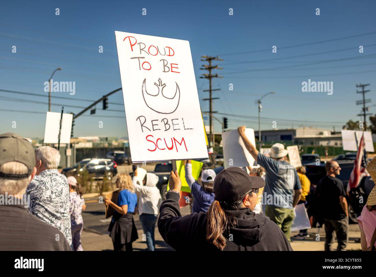 Los Angeles, New York, Stati Uniti. 19 ottobre 2025. Migliaia di persone partecipano a una protesta "No Kings" a El Segundo. Gli organizzatori stimarono che milioni di persone parteciparono in città e città di tutta la nazione per la seconda protesta "No Kings" per denunciare l'amministrazione Trump. (Credit Image: © Michael Nigro/Pacific Press via ZUMA Press Wire) SOLO PER USO EDITORIALE! Non per USO commerciale! Foto Stock