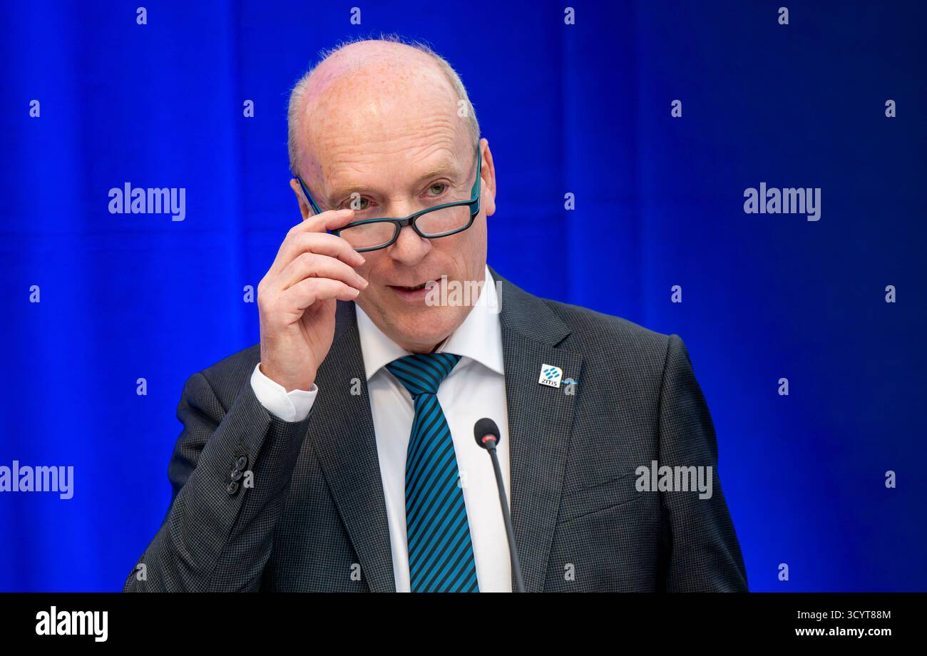 Monaco, Germania. 20 ottobre 2025. Wilfried Karl, presidente dell'Ufficio centrale per le tecnologie dell'informazione nel settore della sicurezza, durante una conferenza stampa dell'Ufficio centrale per le tecnologie dell'informazione nel settore della sicurezza (ZITiS). Crediti: Peter Kneffel/dpa/Alamy Live News Foto Stock