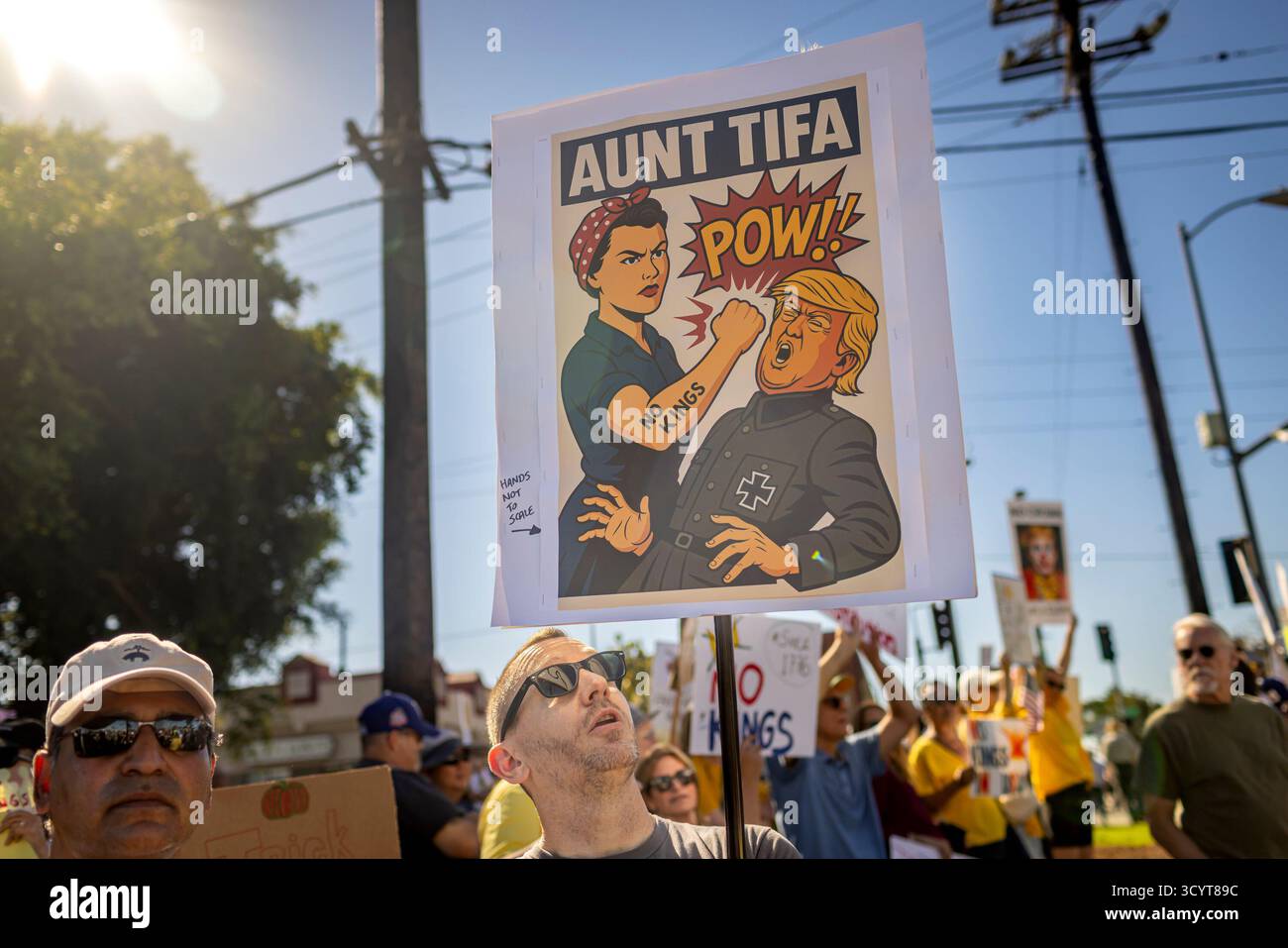 Los Angeles, New York, Stati Uniti. 19 ottobre 2025. Migliaia di persone partecipano a una protesta "No Kings" a El Segundo. Gli organizzatori stimarono che milioni di persone parteciparono in città e città di tutta la nazione per la seconda protesta "No Kings" per denunciare l'amministrazione Trump. (Credit Image: © Michael Nigro/Pacific Press via ZUMA Press Wire) SOLO PER USO EDITORIALE! Non per USO commerciale! Foto Stock
