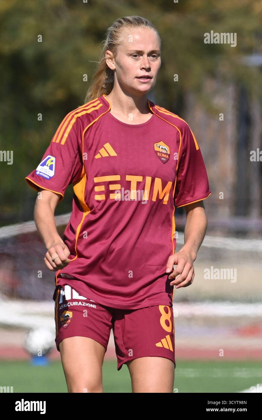 19 ottobre 2025, Cercola, Italia: Kathrine Moller Kuhl di AS Roma durante la serie A Women Athoma Napoli Women vs AS Roma finale Score Roma vince 1-3 (Credit Image: © Agostino Gemito/Pacific Press via ZUMA Press Wire) SOLO USO EDITORIALE! Non per USO commerciale! Foto Stock