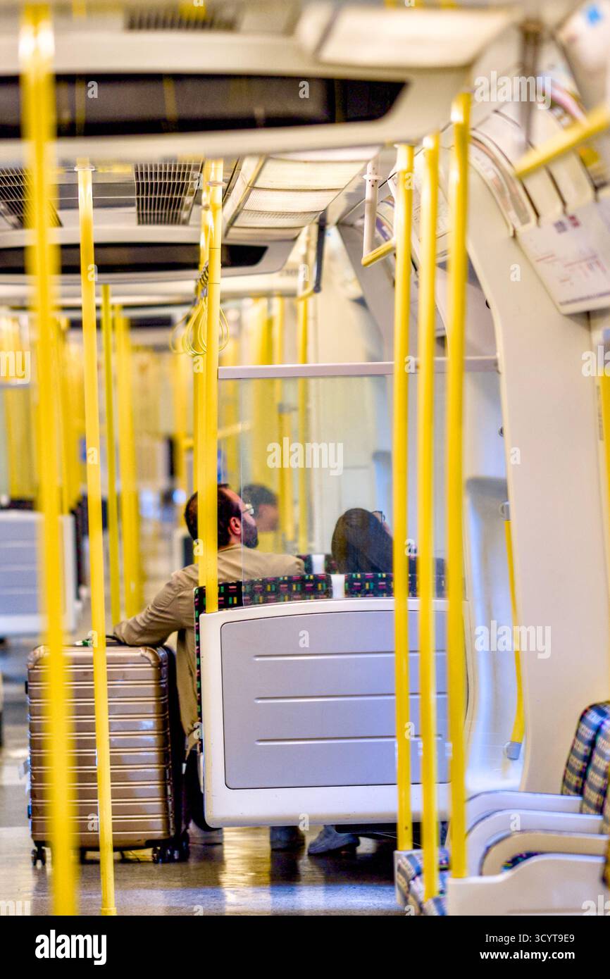 Passeggeri seduti sul treno Metropolitan Line pronti a partire dalla stazione di Aldgate, City of London, Inghilterra, Regno Unito Foto Stock